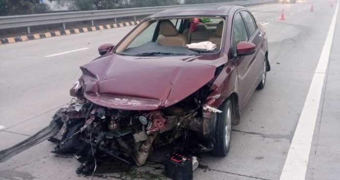 यमुना एक्सप्रेस वे पर दुर्घटनाग्रस्त कार
