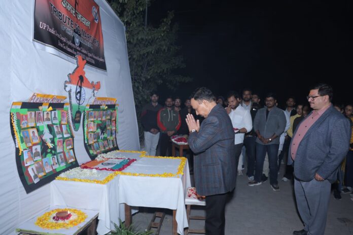 पुलवामा शहीदों को श्रद्धांजलि देने के लिए आयोजित कार्यक्रम में मौजूद लोग
