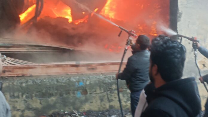अलीपुरा रोड पर टेक्सटाइल की मिल में लगी भीषण आग