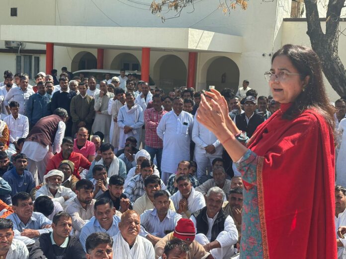 Kiran Choudhary took a meeting of workers of every village in the rest house of Tosham