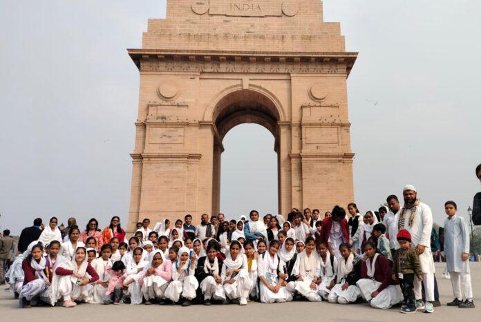 135 girl students of Nuh reached Amrit Udyan of Rashtrapati Bhavan