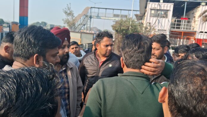 बस ताड़ा टोल प्लाजा पर टोल कर्मियों ने की लोगों के साथ बदतमीजी