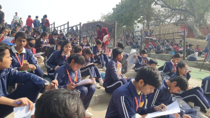 प्रश्नोत्तरी व लघु कथा लेखन प्रतियोगिताओं में स्कूली बच्चों ने लिया भाग