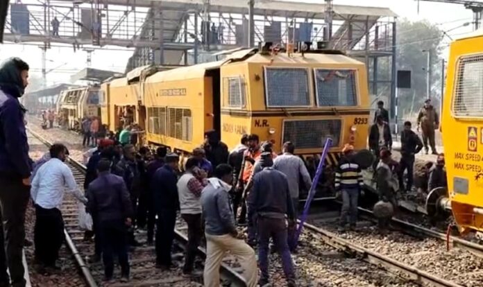 एयर प्रेशर पाइप फटने के कारण न्यू टाउन रेलवे स्टेशन पर पटरी से मेंटेनेंस ट्रेन