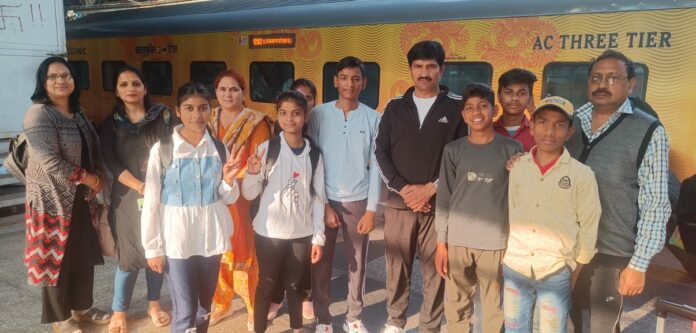 Sarai Khwaja's team reached Pune for National Level Eklavya Quiz