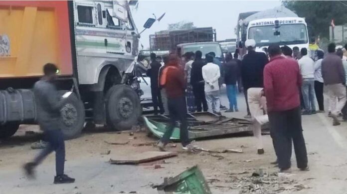 Truck hits tractor-trolley from behind on Agra-Gwalior highway