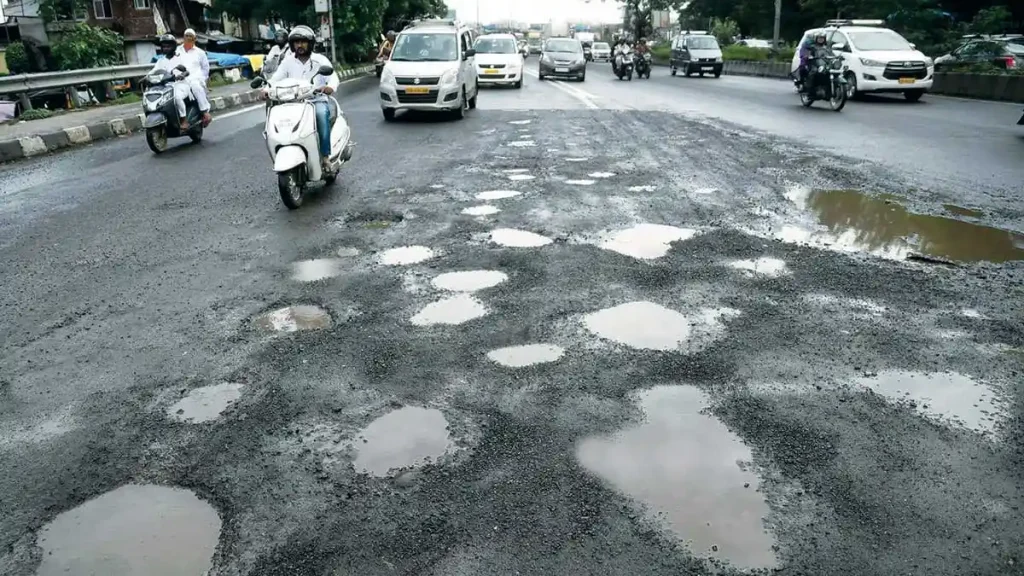 शहर की सड़कों गड्ढा