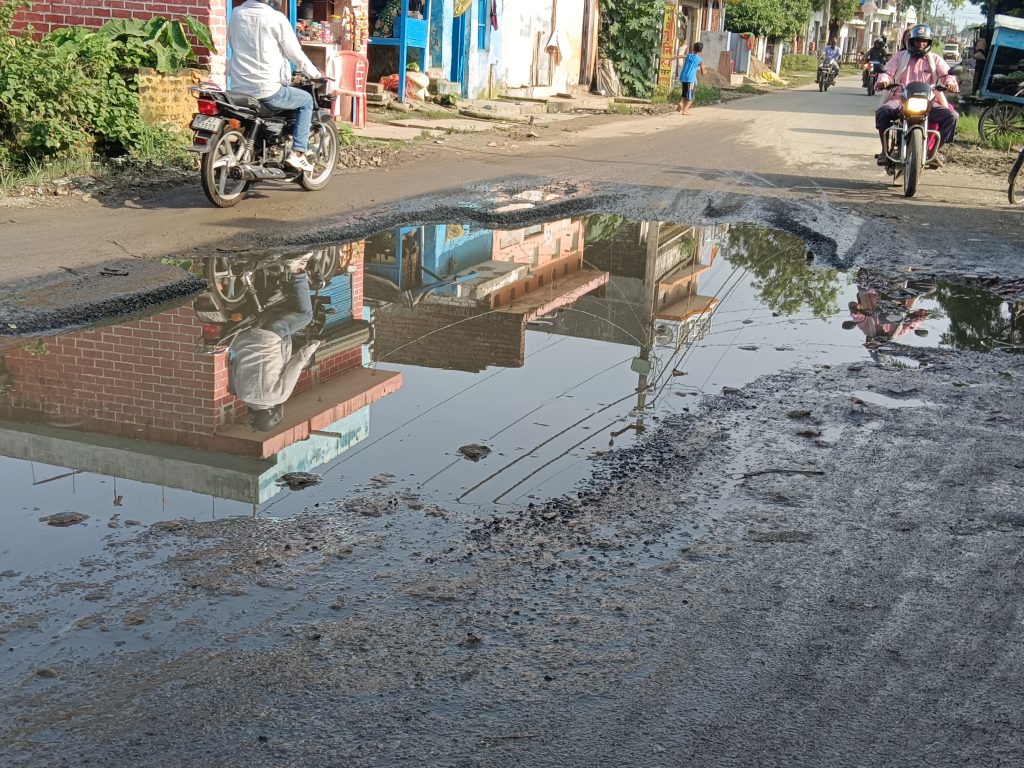 शहर की सड़कों गड्ढा