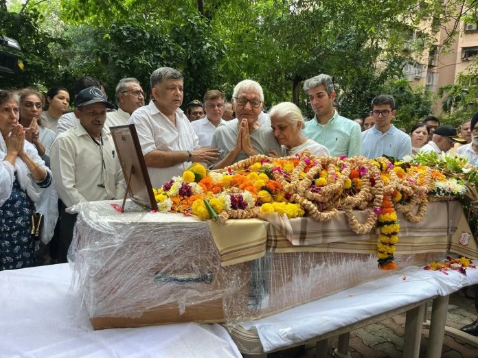 अंतिम विदाई देते हुए उनके पिता टूट गए
