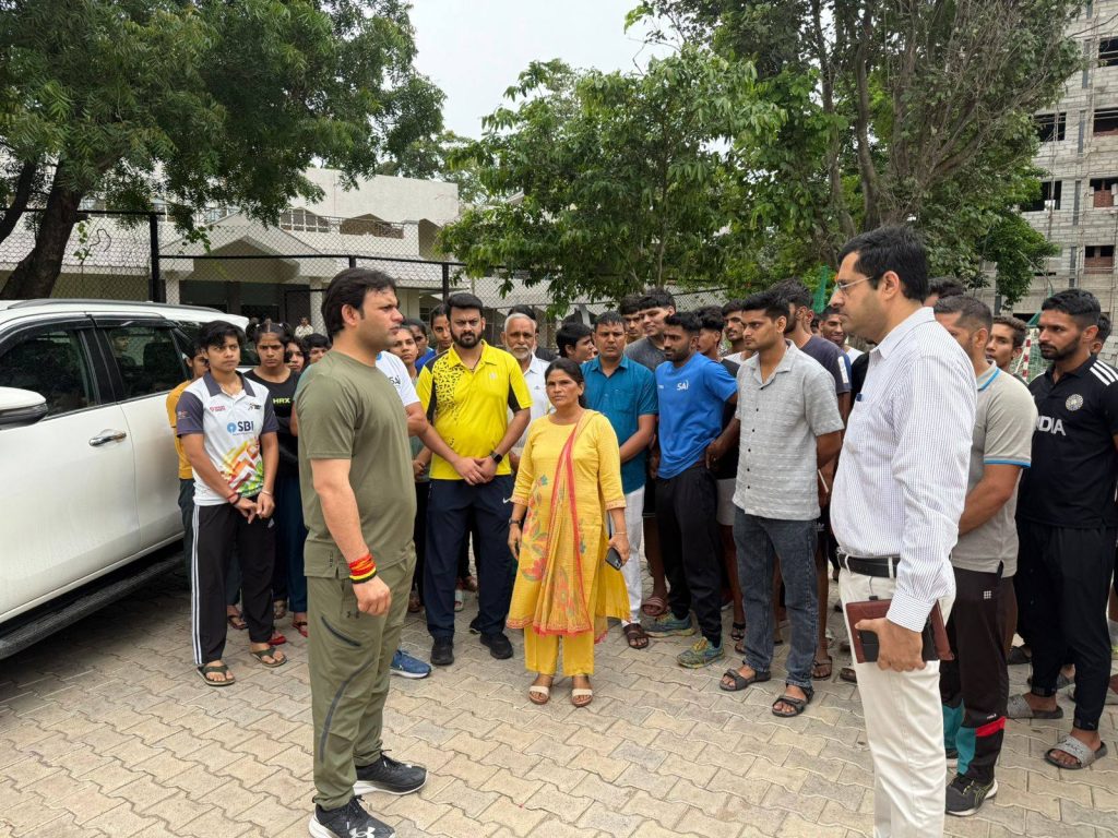 मंत्री गौरव गौतम ने बॉक्सिंग, बैडमिंटन और एथलेटिक्स खिलाड़ियों से सीधी बातचीत की और उनकी समस्याएं जानीं