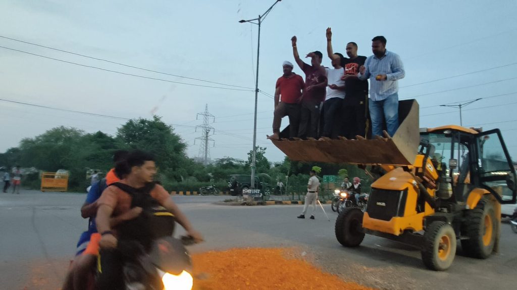 बाबा महाकाल सेवा दल ने कावड़ियों पर की पुष्प वर्षा