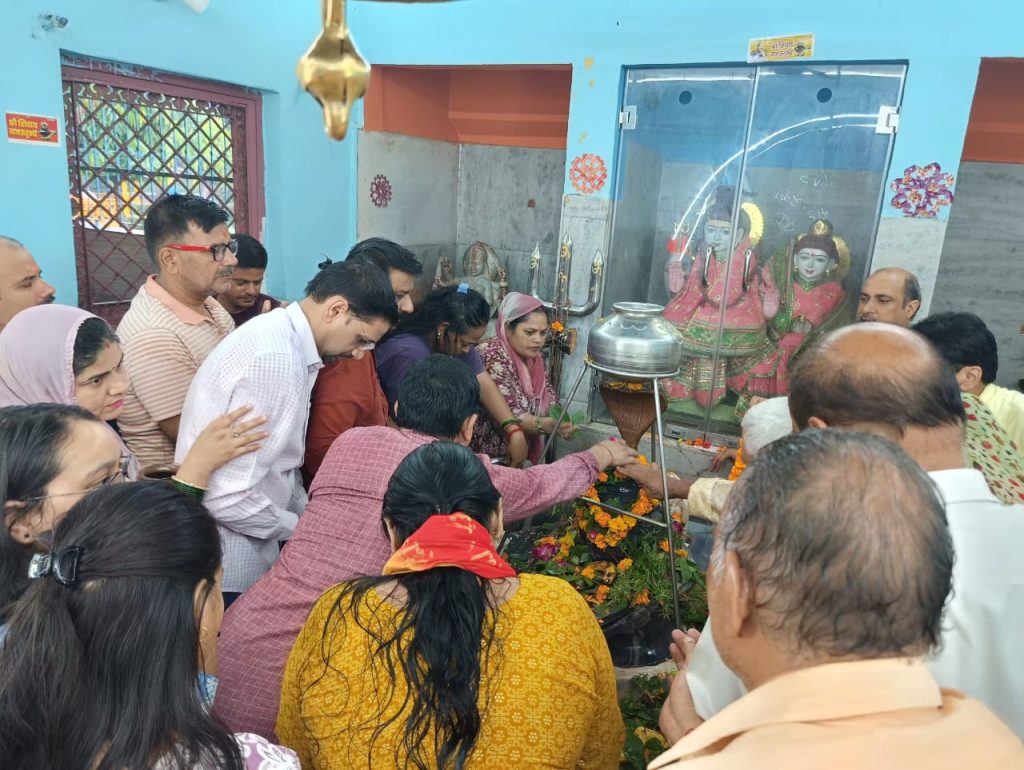 सेक्टर 29 पंचमुखी हनुमान मंदिर में जलाभिषेक के लिए उमड़ी भक्तों की भीड़