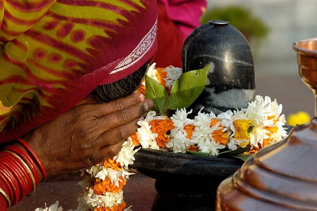 भगवान शिव का अभिषेक करने के लिए आतुर दिखे भक्त
