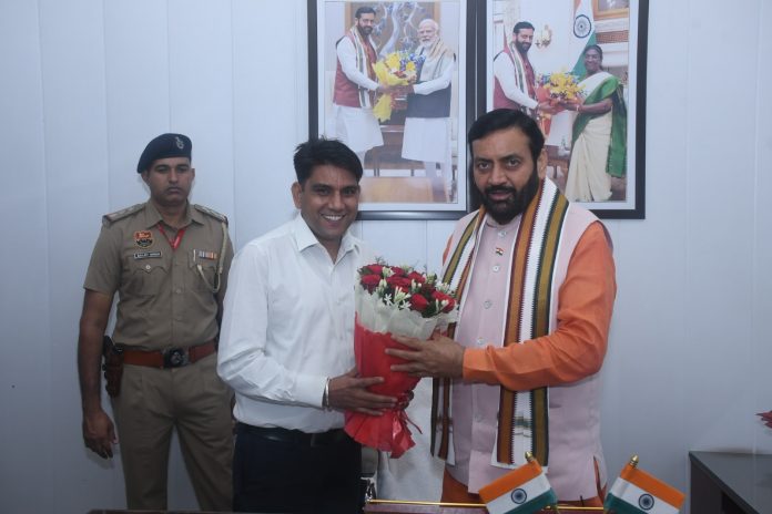 मुख्यमंत्री से नवनियुक्त मीडिया समन्वयक मुकेश वशिष्ठ ने की शिष्टाचार भेंट
