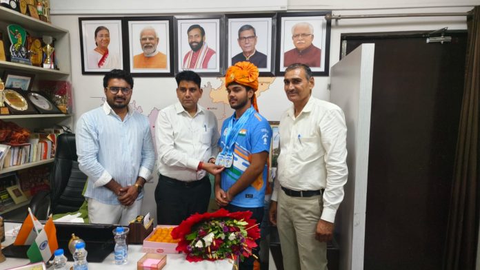 मुख्यमंत्री के मीडिया समन्वयक ने शूटर कपिल बैंसला को किया सम्मानित