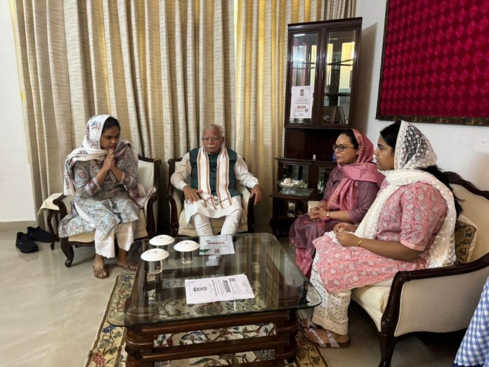 केंद्रीय मंत्री मनोहर लाल पहुंचे आईपीएस पूरन कुमार के घर, निष्पक्ष जांच का दिया आश्वासन